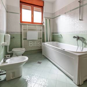 Najam,Lašćina samostojeća kuća, s deset soba,  površine  cca 400 m2