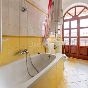 Najam,Lašćina samostojeća kuća, s deset soba,  površine  cca 400 m2