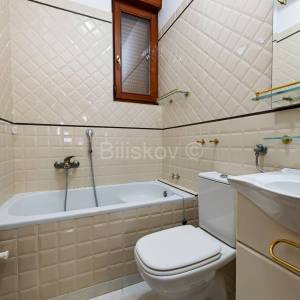 Najam,Lašćina samostojeća kuća, s deset soba,  površine  cca 400 m2