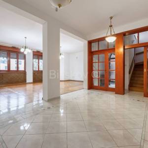 Najam,Lašćina samostojeća kuća, s deset soba,  površine  cca 400 m2