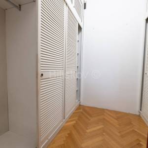 Najam,Lašćina samostojeća kuća, s deset soba,  površine  cca 400 m2