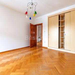 Najam,Lašćina samostojeća kuća, s deset soba,  površine  cca 400 m2