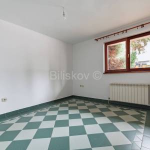 Najam,Lašćina samostojeća kuća, s deset soba,  površine  cca 400 m2