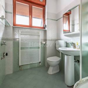 Najam,Lašćina samostojeća kuća, s deset soba,  površine  cca 400 m2