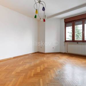 Najam,Lašćina samostojeća kuća, s deset soba,  površine  cca 400 m2