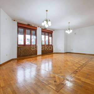 Najam,Lašćina samostojeća kuća, s deset soba,  površine  cca 400 m2