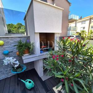 Njivice, apartman u prizemlju blizu plaže