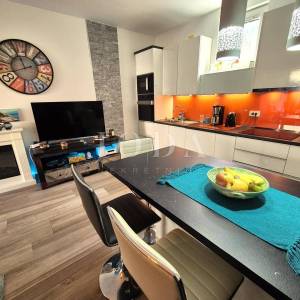 Njivice, apartman u prizemlju blizu plaže