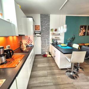 Njivice, apartman u prizemlju blizu plaže