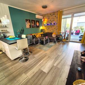 Njivice, apartman u prizemlju blizu plaže