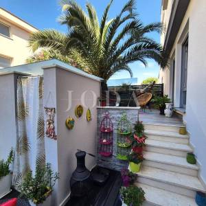 Njivice, apartman u prizemlju blizu plaže