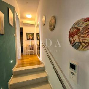 Njivice, apartman u prizemlju blizu plaže