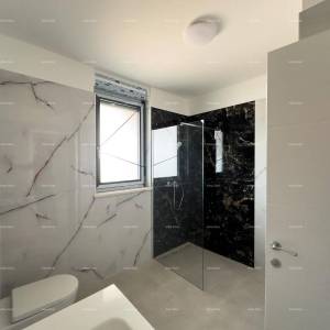 Novi, moderan i namješten stan s dva parkirna mjesta na odličnoj lokaciji, Pula!