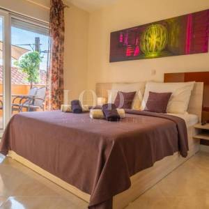 NOVI VINODOLSKI, kuća sa tri stambene jedinice