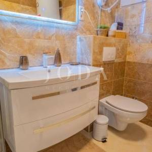 NOVI VINODOLSKI, kuća sa tri stambene jedinice