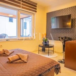 NOVI VINODOLSKI, kuća sa tri stambene jedinice