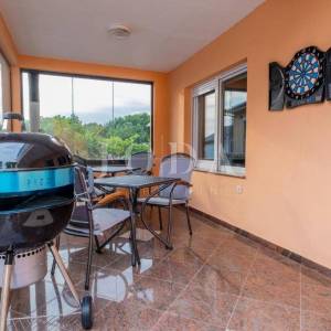 NOVI VINODOLSKI, kuća sa tri stambene jedinice