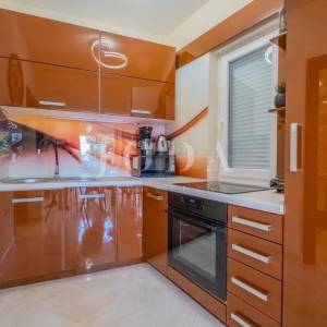 NOVI VINODOLSKI, kuća sa tri stambene jedinice