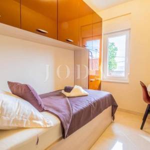 NOVI VINODOLSKI, kuća sa tri stambene jedinice