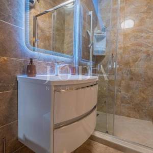 NOVI VINODOLSKI, kuća sa tri stambene jedinice