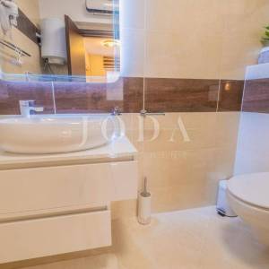 NOVI VINODOLSKI, kuća sa tri stambene jedinice