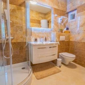 NOVI VINODOLSKI, kuća sa tri stambene jedinice