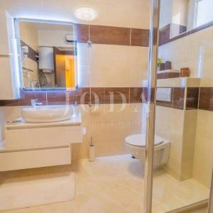 NOVI VINODOLSKI, kuća sa tri stambene jedinice