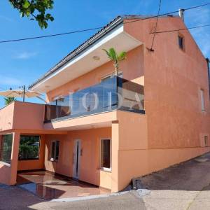 NOVI VINODOLSKI, kuća sa tri stambene jedinice