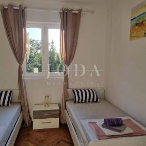 NOVI VINODOSLKI, stan na prvom katu, 150m od mora