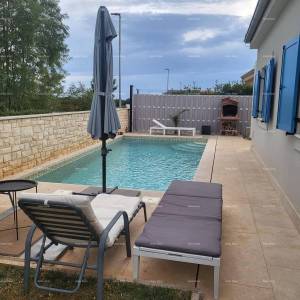 Novigrad, prizemnica s bazenom