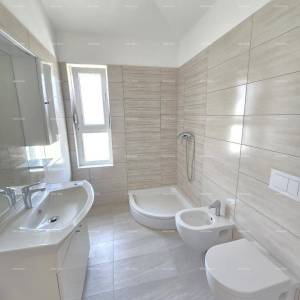 Novogradnja. Prostrani stan u Fažani, blizu centra i mora, savršeno za život ili odmor!