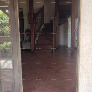 OBITELJSKA KUĆA, MUNTIĆ.  Udaljenost od centra grada Pule 8 km.