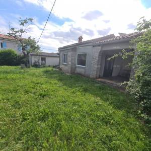 OBITELJSKA KUĆA, MUNTIĆ.  Udaljenost od centra grada Pule 8 km.