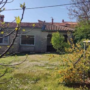 OBITELJSKA KUĆA, MUNTIĆ.  Udaljenost od centra grada Pule 8 km.