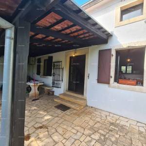 OBITELJSKA KUĆA, MUNTIĆ.  Udaljenost od centra grada Pule 8 km.