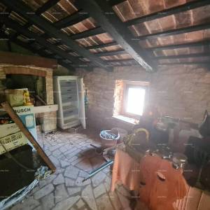 OBITELJSKA KUĆA, MUNTIĆ.  Udaljenost od centra grada Pule 8 km.