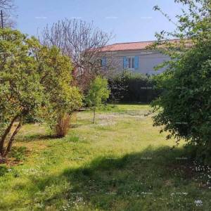 OBITELJSKA KUĆA, MUNTIĆ.  Udaljenost od centra grada Pule 8 km.