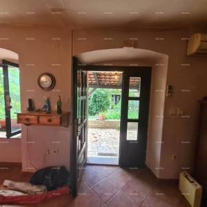 OBITELJSKA KUĆA, MUNTIĆ.  Udaljenost od centra grada Pule 8 km.