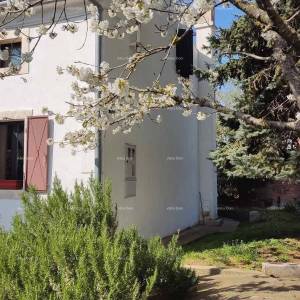 OBITELJSKA KUĆA, MUNTIĆ.  Udaljenost od centra grada Pule 8 km.