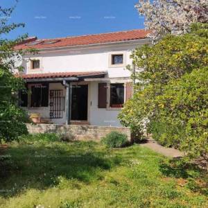 OBITELJSKA KUĆA, MUNTIĆ.  Udaljenost od centra grada Pule 8 km.