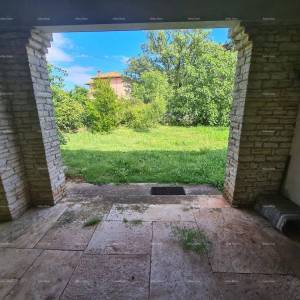 OBITELJSKA KUĆA, MUNTIĆ.  Udaljenost od centra grada Pule 8 km.