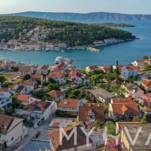 Obiteljski stan sa pogledom na more u Jelsi