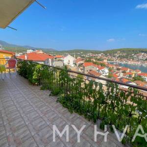 Obiteljski stan sa pogledom na more u Jelsi