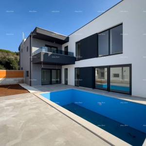 Odlična lokacija, 1 km do centra Medulina. Prodaje se nova kuća sa bazenom na odličnoj lokaciji, blizu mora!