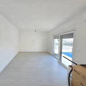 Odlična lokacija, 1 km do centra Medulina. Prodaje se nova kuća sa bazenom na odličnoj lokaciji, blizu mora!