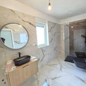 Odlična lokacija, 1 km do centra Medulina. Prodaje se nova kuća sa bazenom na odličnoj lokaciji, blizu mora!