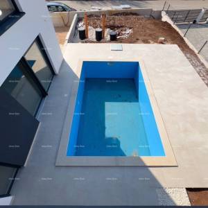 Odlična lokacija, 1 km do centra Medulina. Prodaje se nova kuća sa bazenom na odličnoj lokaciji, blizu mora!