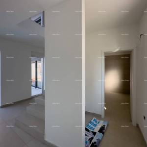 Odlična lokacija, 1 km do centra Medulina. Prodaje se nova kuća sa bazenom na odličnoj lokaciji, blizu mora!