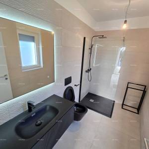 Odlična lokacija, 1 km do centra Medulina. Prodaje se nova kuća sa bazenom na odličnoj lokaciji, blizu mora!