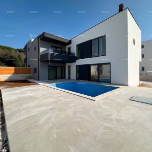 Odlična lokacija, 1 km do centra Medulina. Prodaje se nova kuća sa bazenom na odličnoj lokaciji, blizu mora!